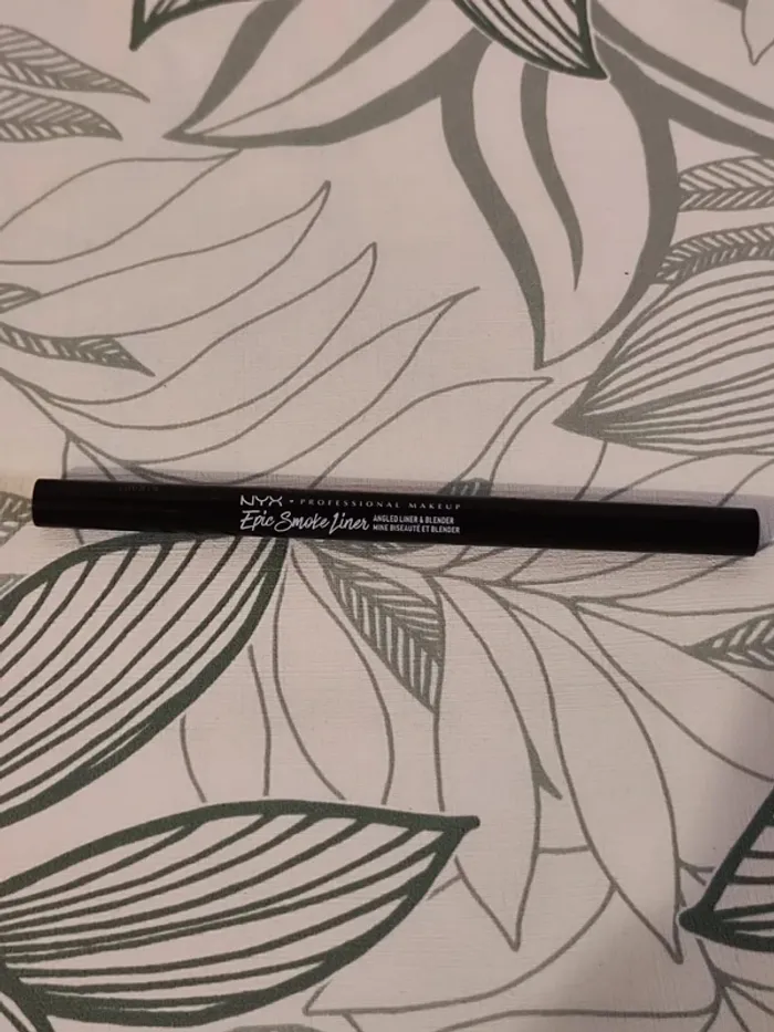 Nyx eyeliner biseauté et estompeur esl12 black smoke 0,17g valeur 10€