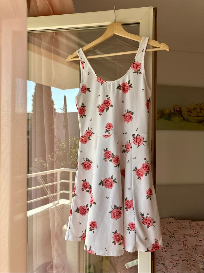 Robe patineuse blanche à fleurs roses 🌸 - photo numéro 2