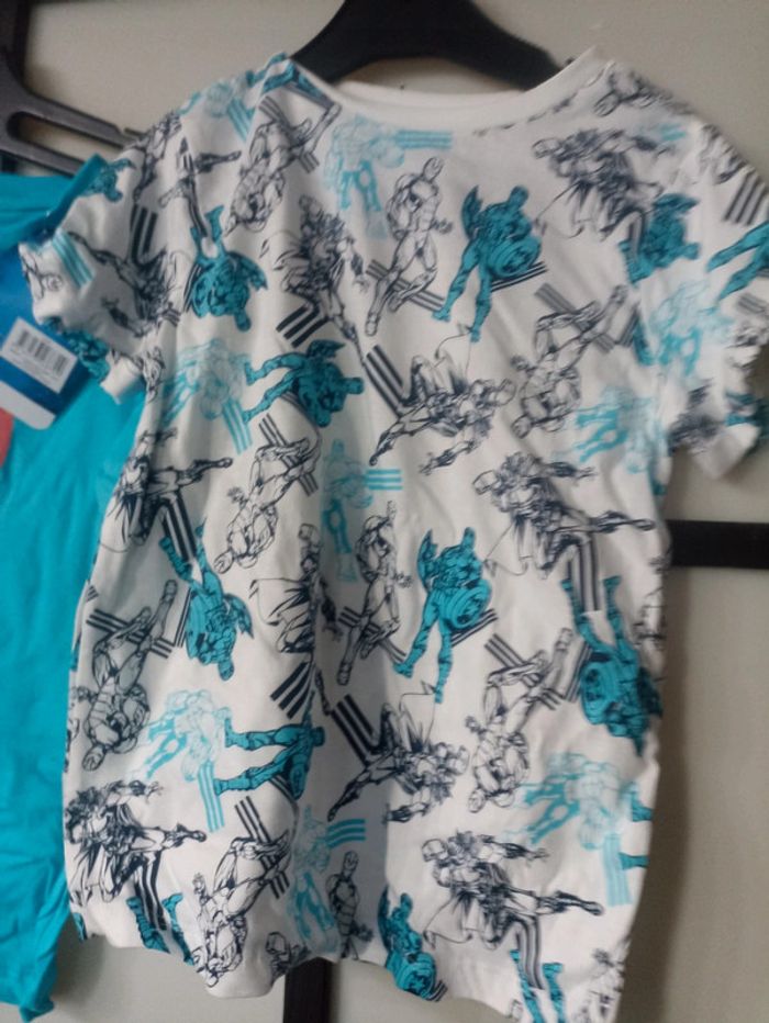 Lot de t-shirt à Disney Avengers taille 4 5 ans - photo numéro 2