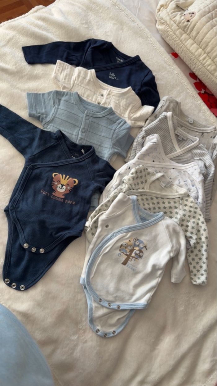 Lot vêtement bébé 1mois voir 2/3 articles naissance - photo numéro 2