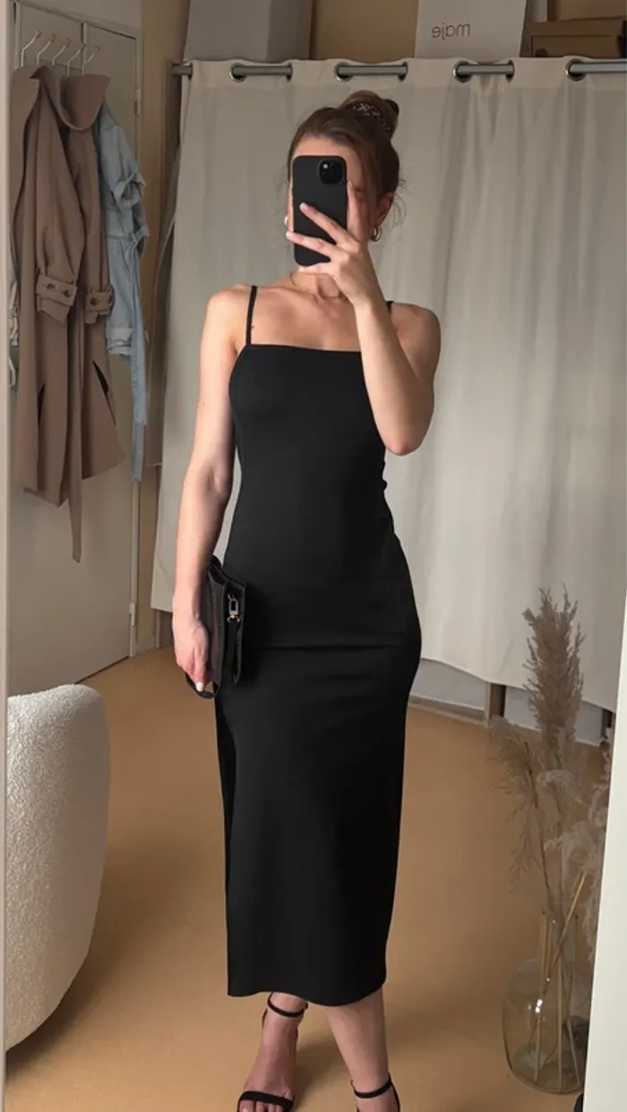 Robe longue moulante noire avec fente