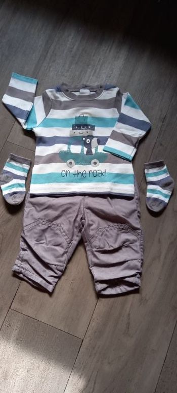 Ensemble T-shirt manches longues, pantalon et chaussettes assortis