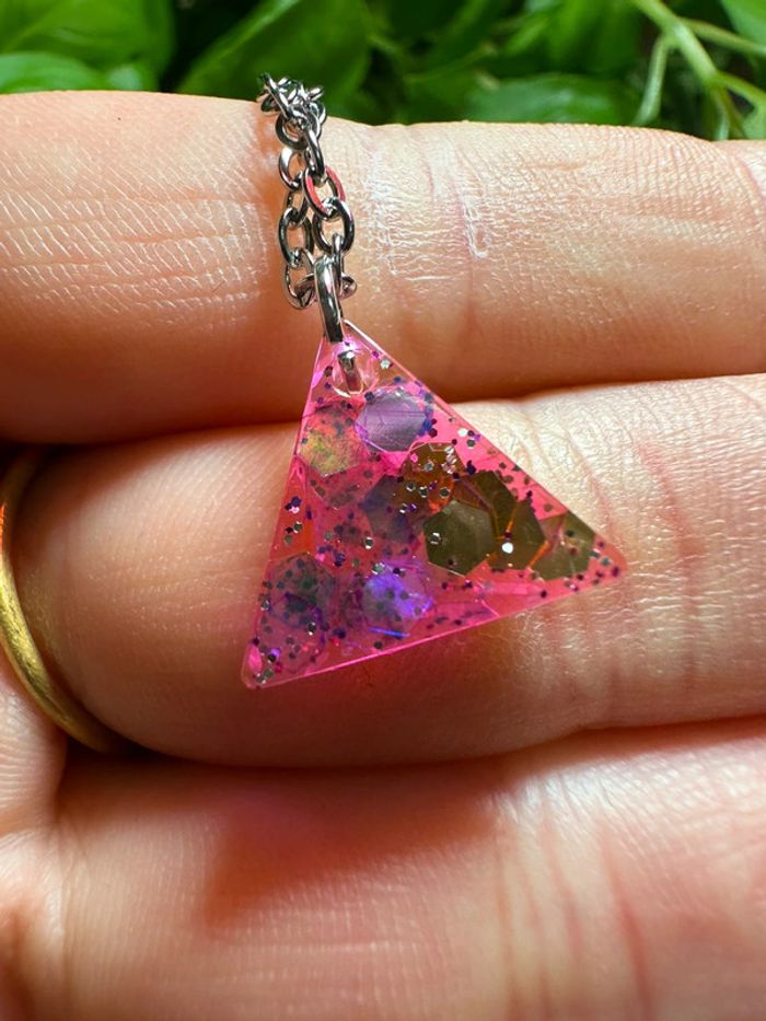 Pendentif triangle en résine et paillette - photo numéro 4