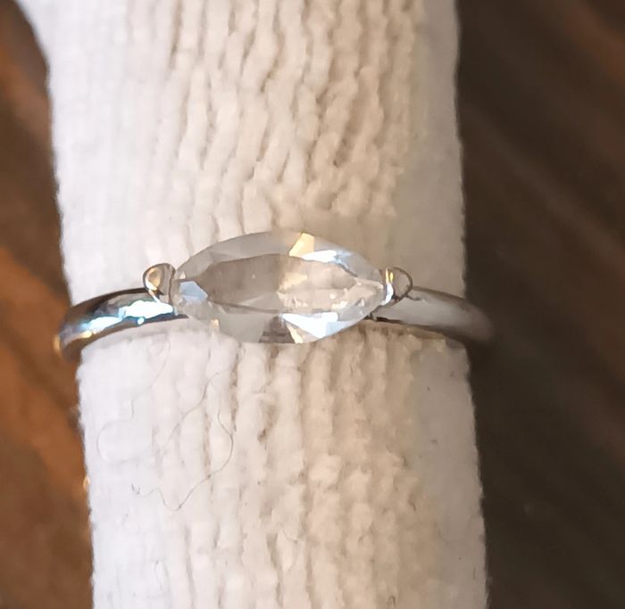 Bague fantaisie argentée et pierre ou strass blanc