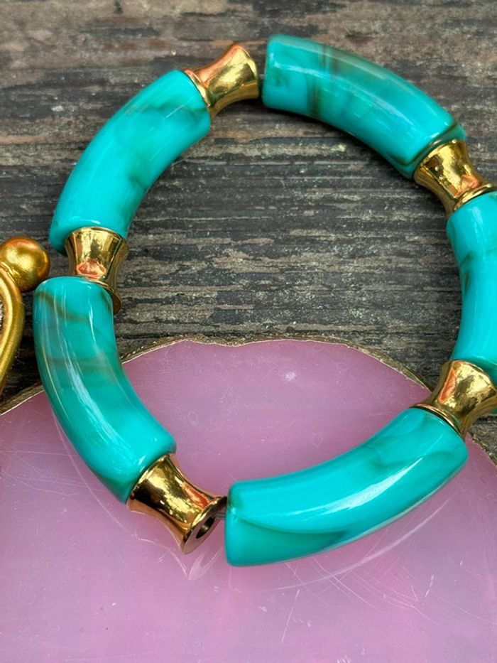 Bracelet élastique pièces résine turquoises et or