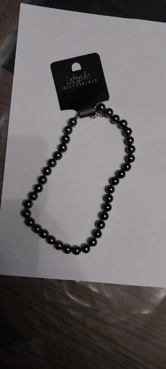 Collier fantaisie en perles gris foncé. Neuf