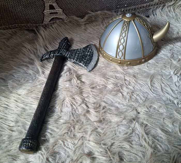 Lot Jouet Hache de viking + casque de viking