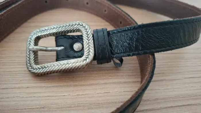 Ceinture Yolete cuir vernis véritable et boucle argentée - etat neuf 75cm - photo numéro 3