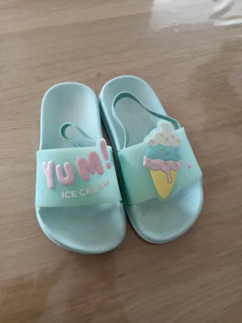 Claquettes avec  élastique