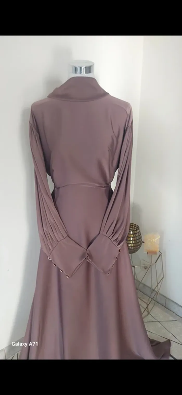 Robe avec boutons aux manches émiratie neuf - photo numéro 8