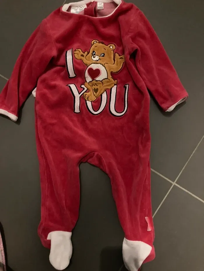 Pyjama bisounours 12 mois en très bon état