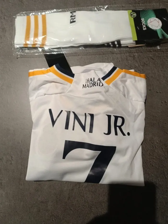 Tenue foot Real Madrid Vini Jr blanc. T.20 - photo numéro 4