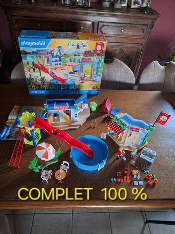Playmobil camping + piscine 71727 COMPLET