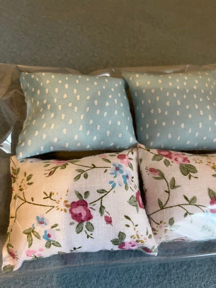 Lot 4 coussins pour barbie Neuf - photo numéro 2