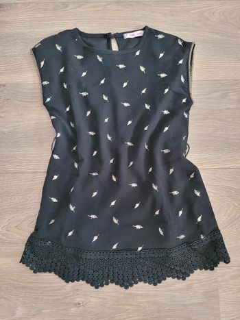 Robe fluide noire avec motifs plumes dorées