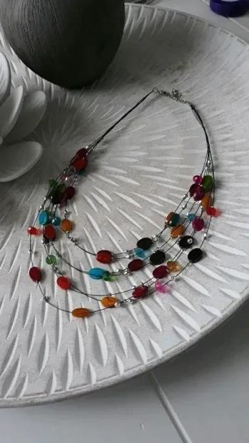 collier multicolore