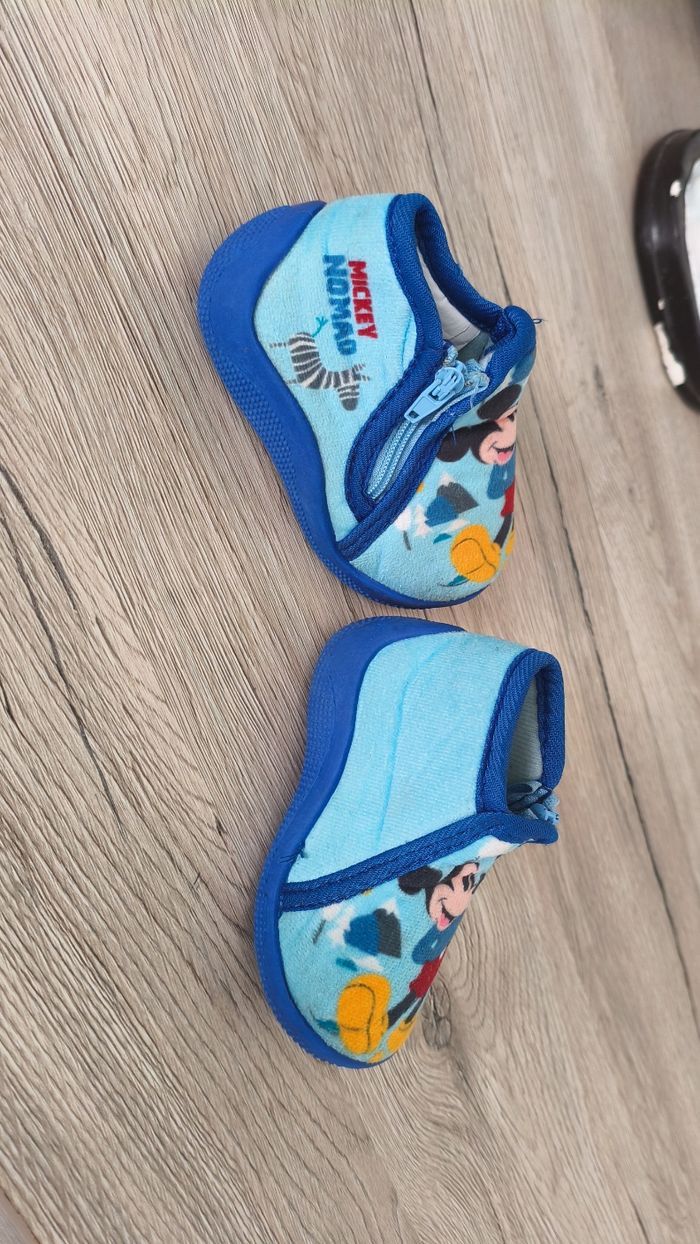 Chaussons bébé Mickey – taille 18 👟 - photo numéro 2