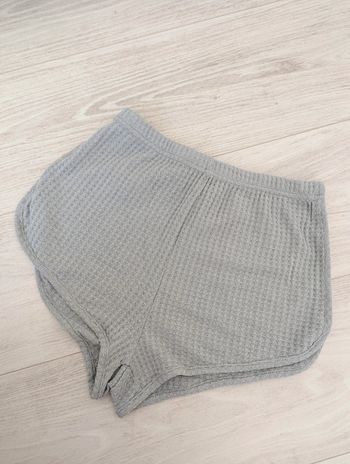 Short court taille haute et élastique matière gaufré gris taille XS 34 neuf