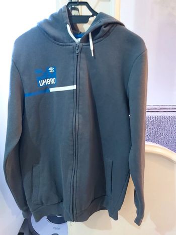 Sweat gris à capuche