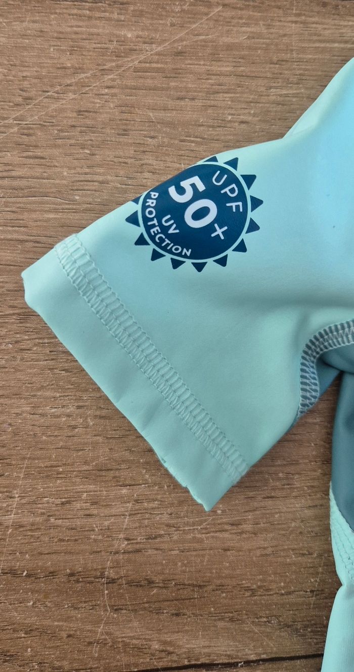 Combinaison anti UV 12 mois - photo numéro 3