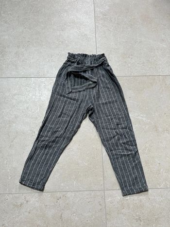 Pantalon fluide gris à rayures