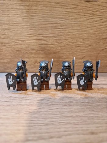 Figurines type lego 4 guerriers orcs seigneur des anneaux