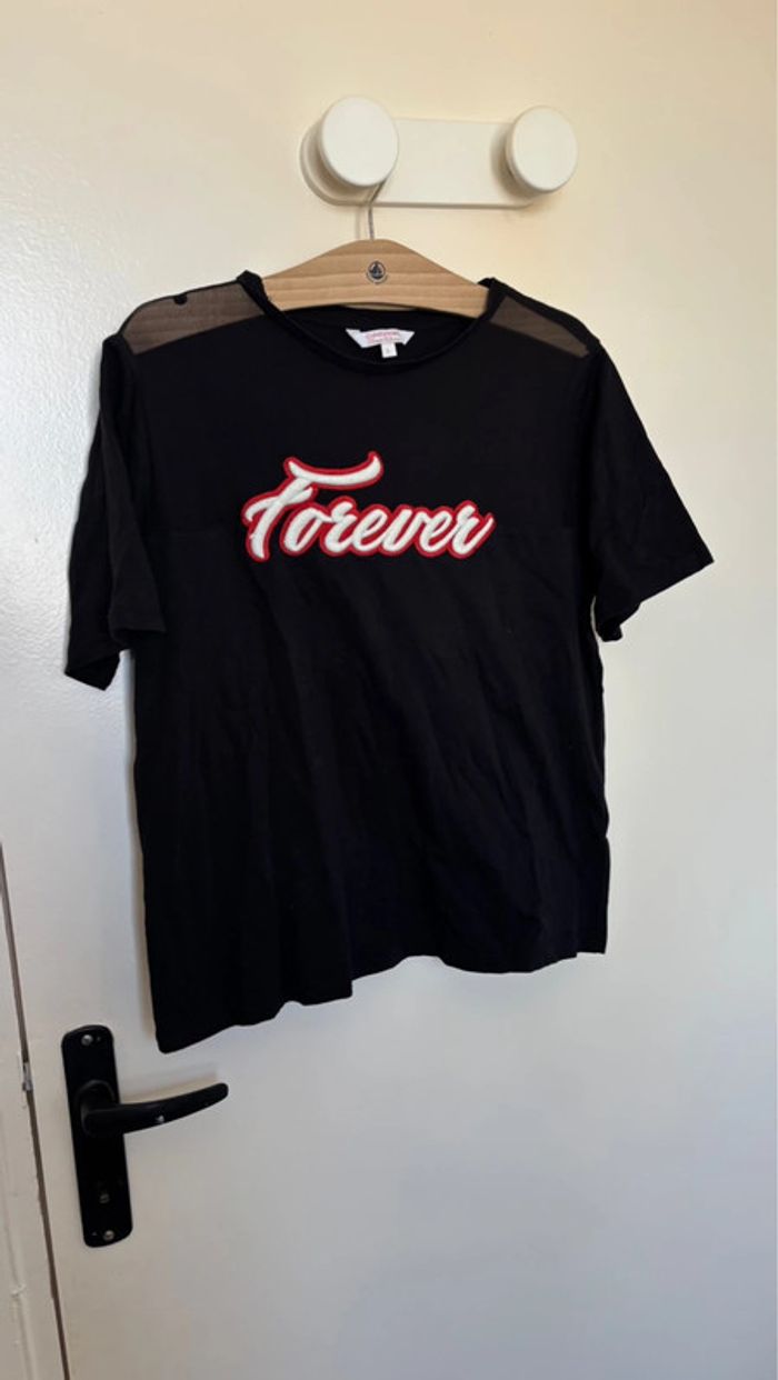 T shirt noir avec écriture et résilles en haut C&A taille L en très bon état