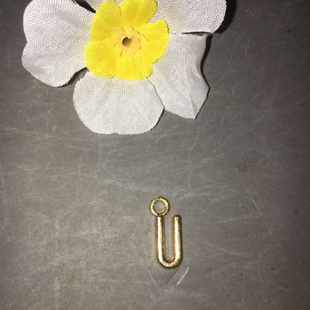 pendentif fantaisie métal doré lettre U