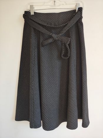 Yessica – Jupe noire à pois XS avec ceinture nouée