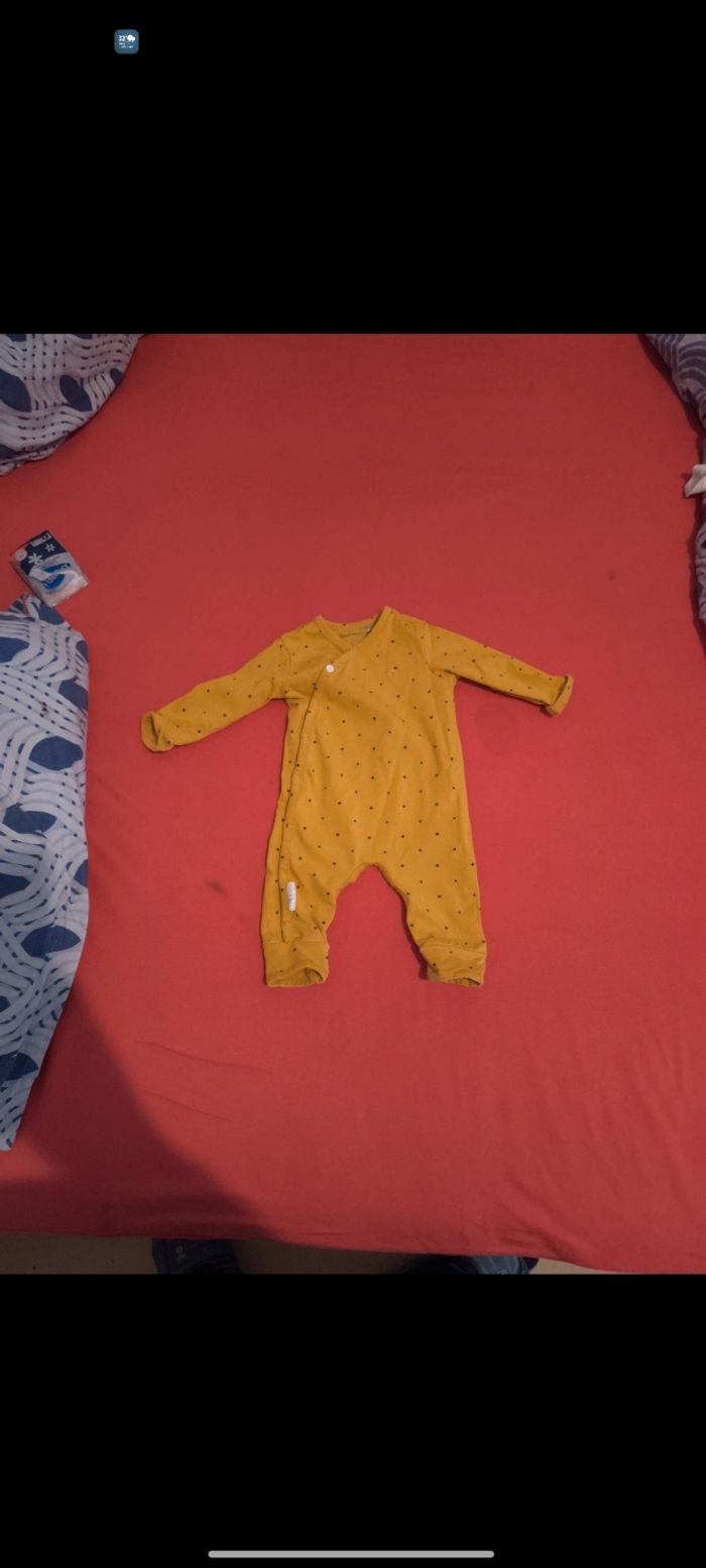 Pyjama 1/2mois en excellent état