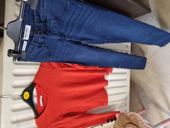 ensemble composé d'un jean tally weijl 36/38 et d'un pull zara taille S avec des boutons au manche.