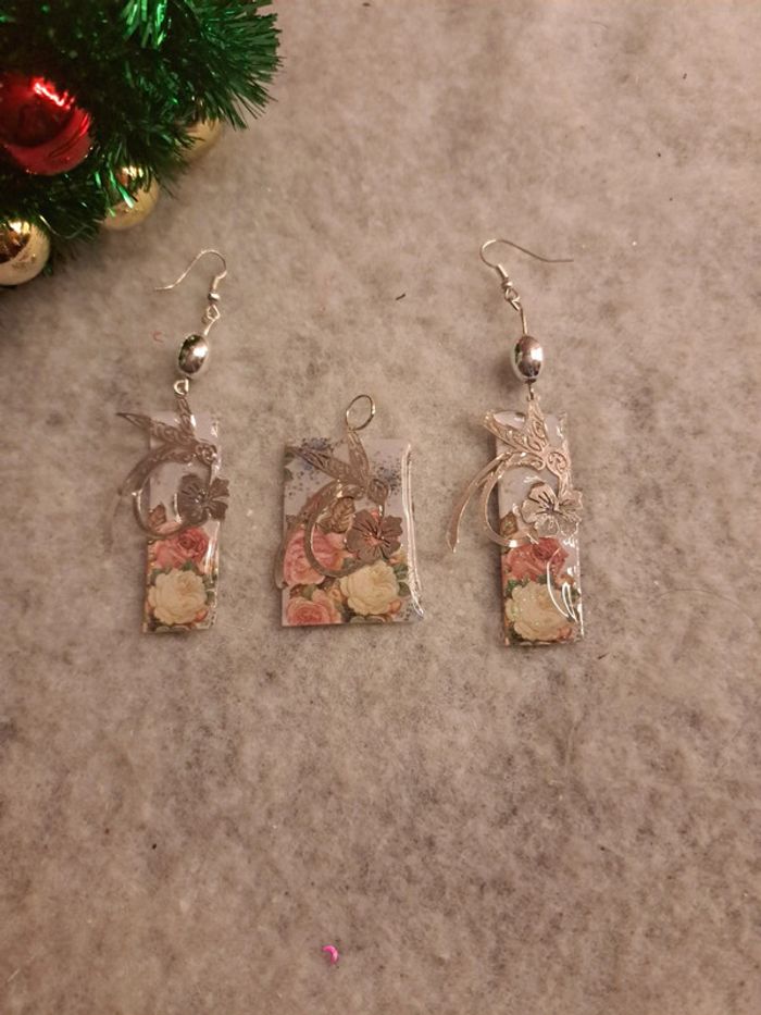 Boucles d'oreilles pendante avec pendentif florale résine - photo numéro 2