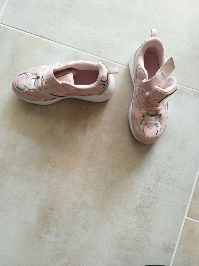 Baskets Fila taille 33 - photo numéro 2