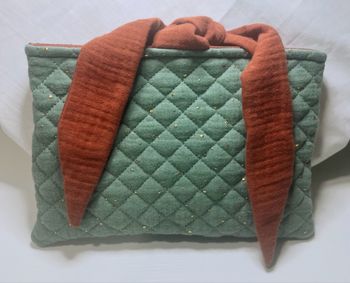 Pochette à nouer - tissu matelassé vert sauge & intérieur terracotta