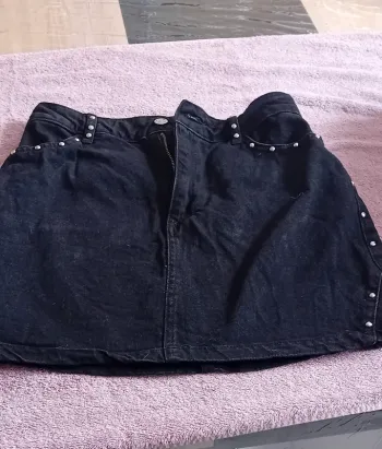 Très joli mini jupe en jean noire taille 38 denim co en parfait état