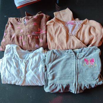 Lot de 4 gilets 5/ 6 ans