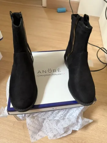 Superbes bottines André en cuir nubuck neuves avec étiquette pointure 31