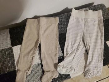 Lot de 2 pantalons avec pied taille 6 mois