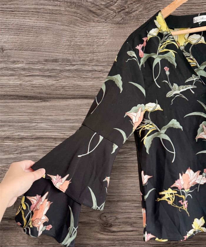 Blouse ample volant noir à motifs floraux multicolores taille 36 S - photo numéro 2