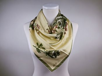 foulard imprimé fleuri beige marron vert 77 x 73 cm en soie Création Elle aime Neuf