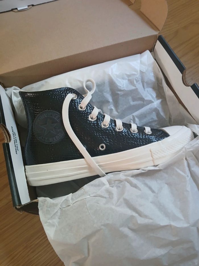 Converses cuir noires imprimé croco neuves - photo numéro 3