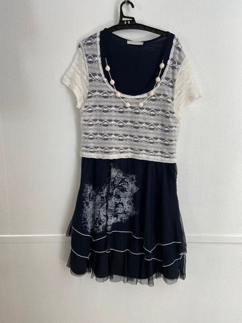 Robe Armand Thiery blanche et bleu marine taille 40