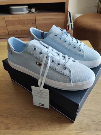 tommy Hilfiger baskets neuves avec étiquettes taille 38 bleue ciel 