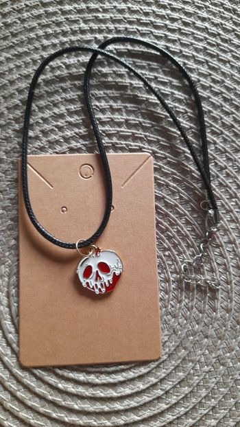 🍎 Pendentif Pomme Rouge Crâne – Style Gothique 🍎