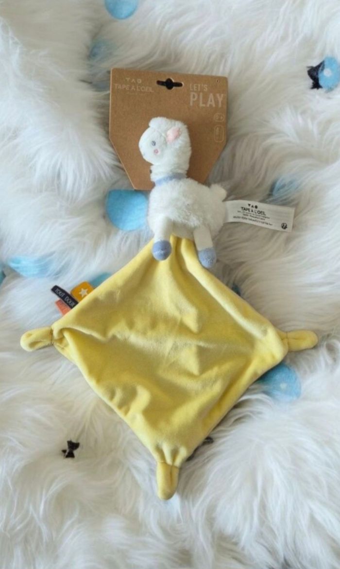 Doudou Lama blanc bleu mouchoir jaune TAPE A L’OEIL TAO