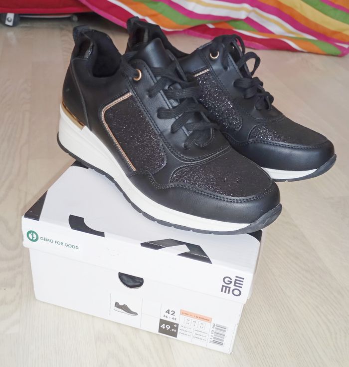 Baskets sneakers noires pailletés et dorés Gémo 
P. 42 
NEUVES - photo numéro 2