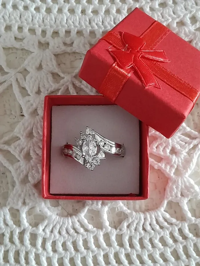 Bague avec grande pierre au centre d'un carré, strass, taille 60, argentée