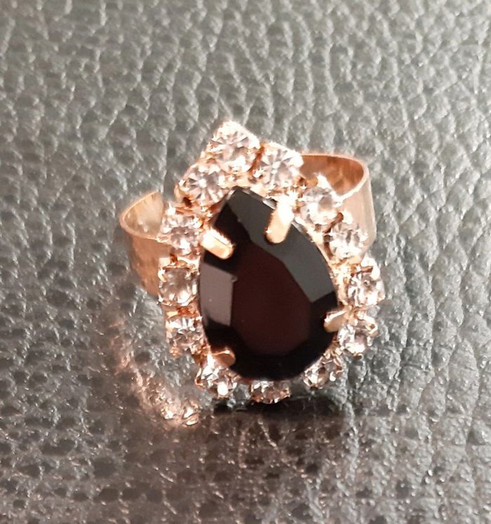 Très jolie parure dorée vintage en strass et pierre noire - photo numéro 9