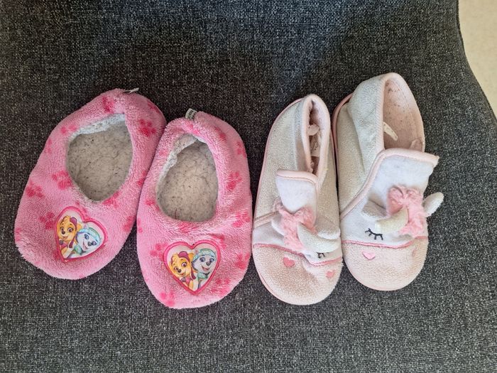 Lot 2 paires chaussons hiver fille / 24