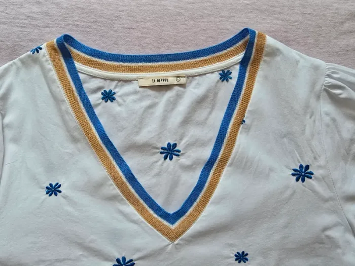 Haut blanc à manches courtes brodé – col V doré et bleu - photo numéro 4